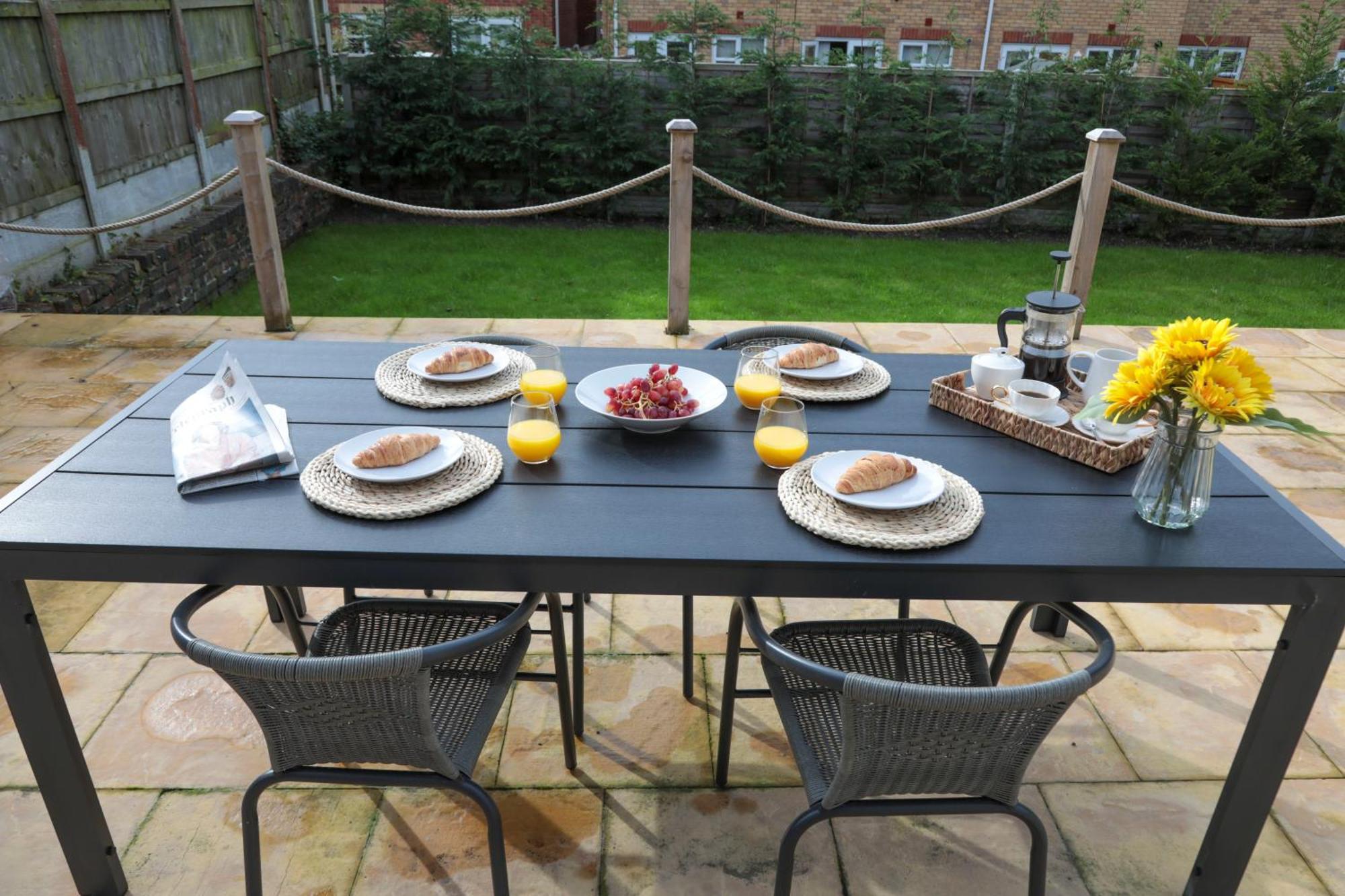 Perfect For Contractors With On Site Parking Villa Brierley Hill Bagian luar foto