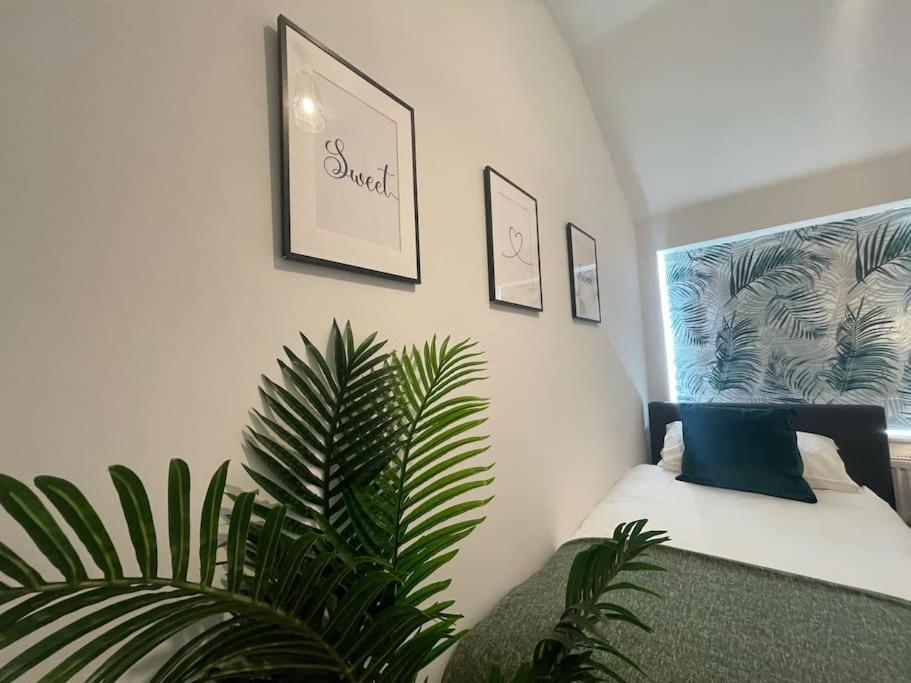 Perfect For Contractors With On Site Parking Villa Brierley Hill Bagian luar foto