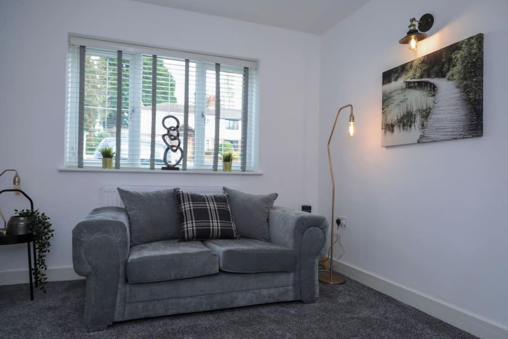 Perfect For Contractors With On Site Parking Villa Brierley Hill Bagian luar foto