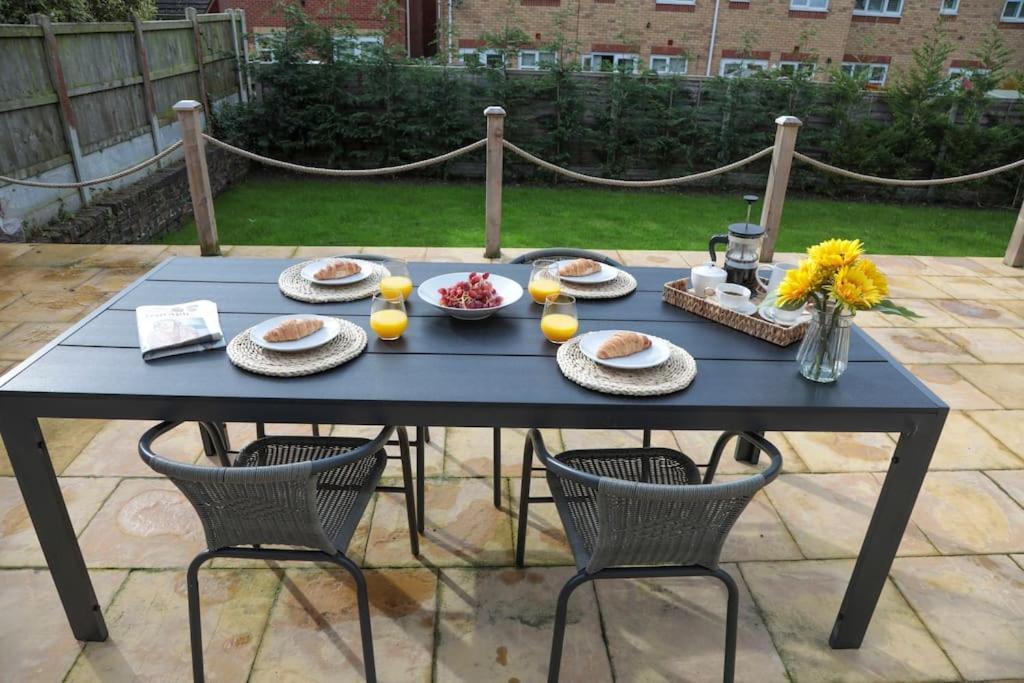 Perfect For Contractors With On Site Parking Villa Brierley Hill Bagian luar foto